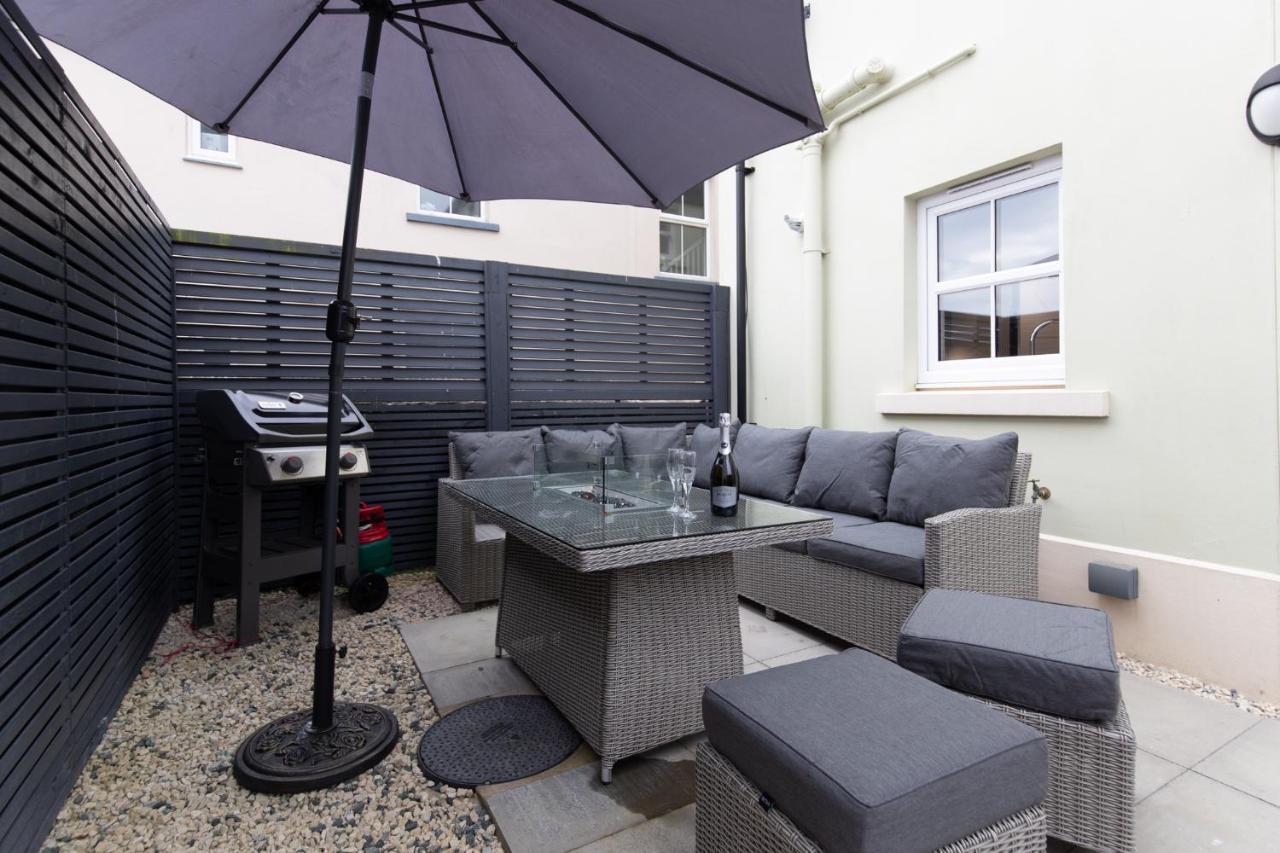 Cottage Mews - Seaside Cottage Parking Terrace Tenby Exterior photo